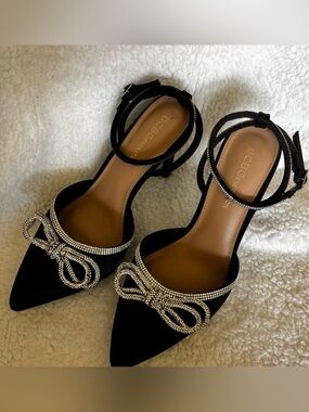 BCBGeneration BLACK SATIN STILETTOS / RHINESTONES - LIKE NEW